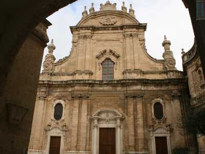 ...il pi� importante dei quali � sicuramente la Cattedrale dedicata alla Santissima Maria della Madia, protettrice di Monopoli